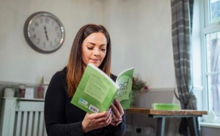 Clair Natt, que tem dislexia. (Foto: Reprodução/Bible Society)