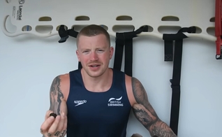 O tricampeão olímpico, Adam Peaty. (Captura de tela/YouTube/AP Race Club)