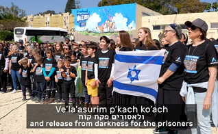 Messiânicos se reúnem para cantar palavras de Isaías em local de massacre terrorista de 7 de outubro. (Captura de tela/YouTube/All Israel News)