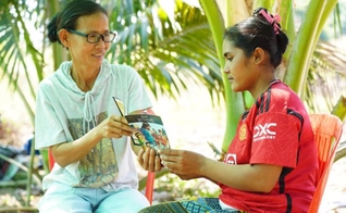 Savoeun evangelizando. (Foto: Reprodução/Samaritan’s Purse)