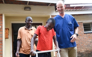 Steven com o pai e um dos médicos da missão. (Foto: Reprodução/Samaritan’s Purse)