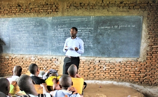 Hoje, Bosco ensina a Bíblia em escolas de Burundi. (Foto: Bible League International).