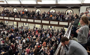 Alunos durante o culto em Asbury. (Foto: Reprodução/YouTube/Evangelical Focus)