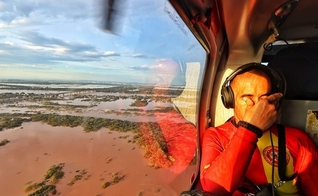 Bombeiro chora diante do cenário catastrófico no RS. (Fotos: Instagram governo_rs/Gustavo Mansur)