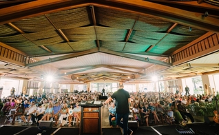 Culto em Maui. (Foto: Reprodução/X/Greg Laurie)