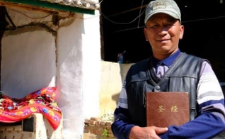 Cristão em aldeia remota na China. (Foto: Ilustração/Bible Society)