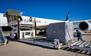 O avião da Samaritan’s Purse está sendo preparado para ir ao RS. (Foto: Samaritan’s Purse).