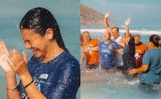 O batismo aconteceu na praia do Recreio. (Foto: Instagram/Igreja Batista Atitude Sede).