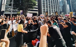 O batismo na Avenida Paulista. (Foto: Reprodução/Instagram/Bruno Colonetti)