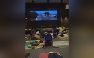 Abrigados assistindo “The Chosen”. (Foto: Reprodução/Instagram/The Chosen Brasil).