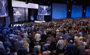 Cristãos orando por Israel. (Foto: Reprodução/YouTube/Calvary Chapel Chino Hills).