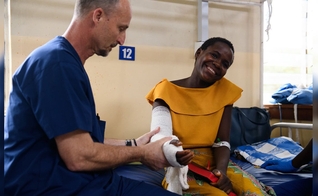 Os pacientes receberam Bíblias e foram encorajados a seguir Jesus. (Foto: Reprodução/Samaritan’s Purse)