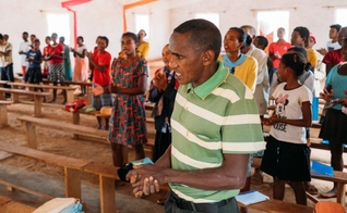 Clément em sua igreja. (Foto: Bible League International).