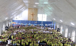 Crianças participantes da Escola Bíblica Férias, na Índia. (Foto: Lifeway)