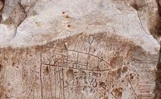 Parede da igreja com desenhos feiros por peregrinos cristãos. (Foto: Facebook/Israel Antiquities Authority).