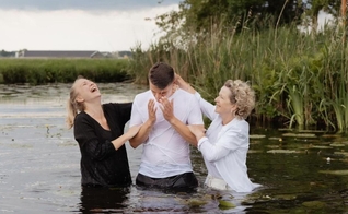 Jovens estão se rendendo a Cristo. (Foto: Reprodução/Instagram/Joanneke Koster)