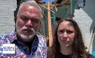 Joshua e Lisa em frente a casa em ruínas. (Foto: Reprodução/YouTube/CBN News)