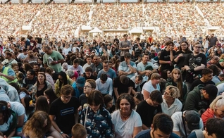 A multidão no estádio. (Foto: Reprodução/Facebook/Jean-Luc Trachsel Ministries)