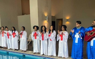 Mulheres que foram batizadas. (Foto: Reprodução/Sociedade Bíblica no Golfo)