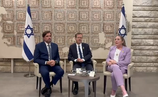 Estevam Hernandes, da Igreja Renascer, ao lado do presidente Isaac Herzog e sua esposa Michal Herzog. (Captura de tela/YouTube/Jarbas Aragão)