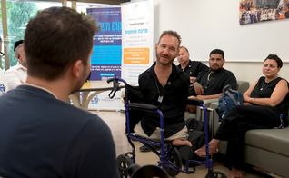 Nick Vujicic encorajando os soldados. (Foto: Reprodução/YouTube/All Israel News)