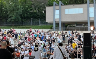 Um momento de adoração na reunião de unidade dos cristãos em Tirana, Albânia, em Pentecostes. (Foto: VUSH)