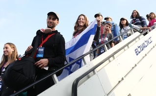 Novos imigrantes chegando ao Aeroporto Ben-Gurion, em Israel. (Foto: Yonit Schiller/Nefesh B'Nefesh)