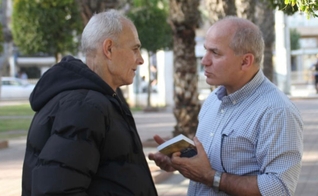 Líderes distribuem Bíblias à população. (Foto: Reprodução/Bible Society)