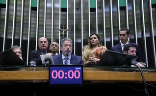 O presidente da Câmara dos Deputados, Arthur Lira, em sessão que aprovou o regime de urgência para o projeto que equipara o aborto ao crime de homicídio. (Foto: Mário Agra/Câmara dos Deputados).