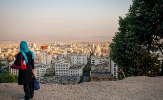 Uma mulher iraniana está em um mirante com vista panorâmica de Teerã, no Irã. (Foto representativa: IMB)