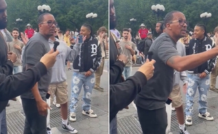 O homem durante o memorial. (Foto ReproduçãoXDaily Caller)