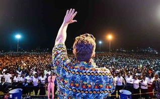 Daniel Kolenda pregou a uma multidão em Hoima. (Foto: Christ for all Nations).