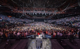 Franklin Graham ministrando no evento. (Foto: Reprodução/BGAE)