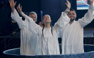 Batismo na igreja local. (Foto: Reprodução/CBN News)