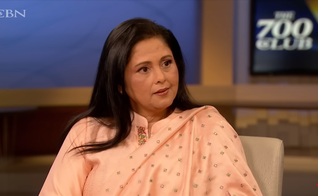 Jayasudha Kapoor. (Foto: Reprodução/YouTube/The 700 Club).