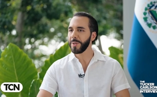 O presidente Nayib Bukele, de El Salvador, em entrevista a Tucker Carlson. (Captura de tela/YouTube/Tucker Carlson)