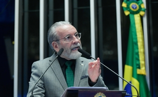 Em discurso, à tribuna, presidente do Conselho Federal de Medicina (CFM), José Hiran da Silva Gallo. (Foto: Geraldo Magela/Agência Senado)