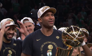 Al Horford na premiação. (Foto: Reprodução/YouTube/NBA)