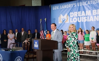 Governador da Louisiana, Jeff Landry, assina a nova lei. (Foto: Instagram/Jeff Landry)