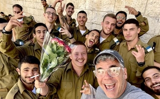 Mark Tedder junto a soldados em Israel. (Foto: Reprodução/worshiplanet)