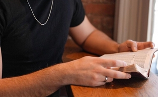 Judeu lendo a Bíblia. (Foto: Reprodução/Facebook/Jews For Jesus)