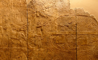 Painéis de pedra das paredes do palácio do imperador assírio Senaqueribe mostram seu acampamento militar. (Foto: Steve Compton)