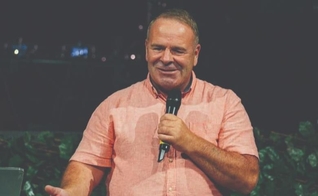 Tommy Hanrahan durante pregação na igreja. (Foto: Reprodução/Premier)