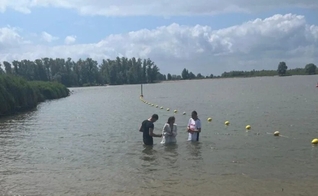 Batismo na Holanda. (Foto: Reprodução/Facebook/Ferry van der Marel)