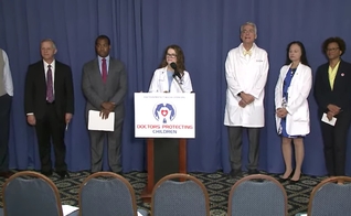 Representantes do Colégio Americano de Pediatras lançam declaração contra cirurgias trans em crianças, em Washington DC. (Captura de tela/YouTube/American College of Pediatricians)