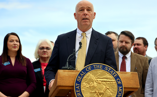 Governador Greg Gianforte assinou a lei que define sexo como homem ou mulher. (Foto: Garrett Turner/Gabinete do Governador)