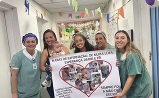 Equipe da UTI pediátrica fez homenagem ao bebê que recebeu alta após 81 dias internado. (Foto: Arquivo pessoal) 