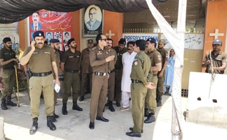 Polícia guarda prédio da Igreja Presbiteriana em Sargodha, Paquistão. (Captura de tela: Facebook/Christian Daily International-Morning Star News)