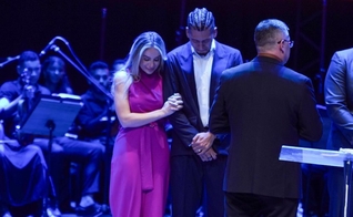 Firmino e Larissa durante a consagração pastoral. (Foto: Reprodução/Instagram/Roberto Firmino)