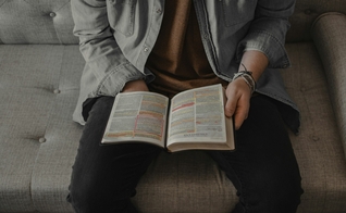 Tendência de maior interesse pela fé cristã apareceu entre as gerações mais jovens. (Foto: Unsplash/Aaron Owens)